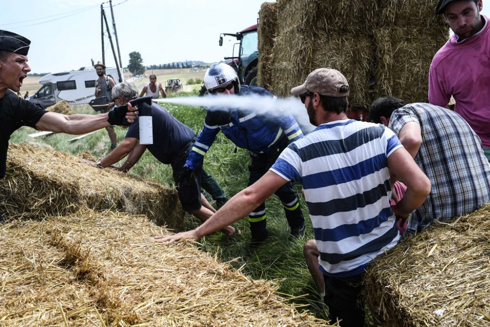 Tour-Etappe wegen Bauern-Demo kurz unterbrochen