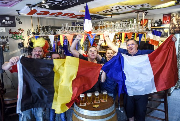 Fußball-Fans in einem Café an der französisch-belgischen Grenze