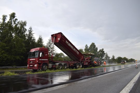 Arbeiten auf der Autobahn E42 (Archivbild: Stephan Pesch/BRF)