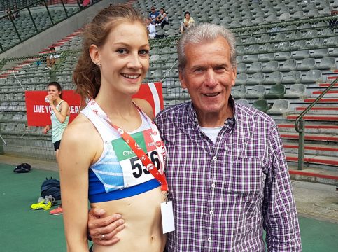 Eléa Henrard und ihr Trainer