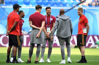 Belgische und englische Spieler lachen zusammen (Bild: Paul Ellis/AFP)