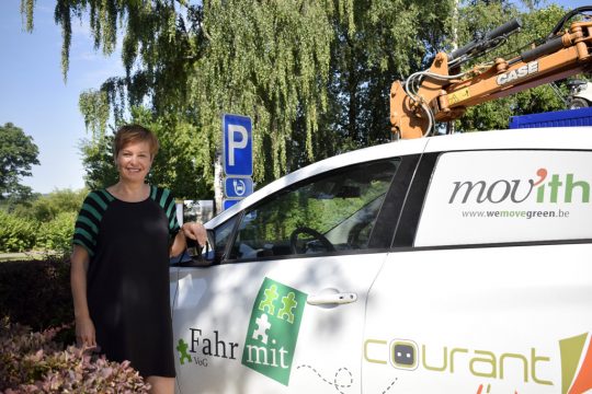 "Fahrmit"-Projektleiterin Renate Toussaint mit dem Movith-Auto von St. Vith (Archivbild: Raffaela Schaus/BRF)