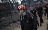 Rettungskräfte im griechischen Dorf Mati, nahe Athen (Bild: Angelos Tzortzinis/AFP)