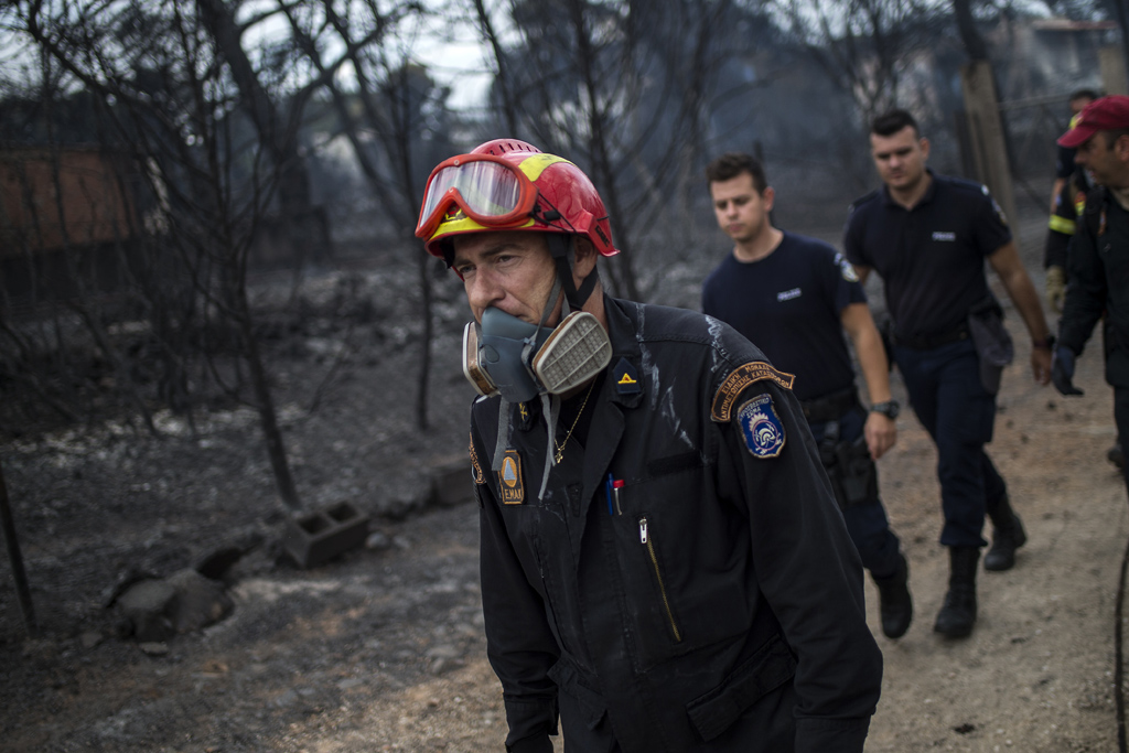 Rettungskräfte im griechischen Dorf Mati, nahe Athen (Bild: Angelos Tzortzinis/AFP)