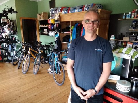 Ole Habermehl und sein Fahrradgeschäft in Raeren (Bild: Manuel Zimmermann/BRF)