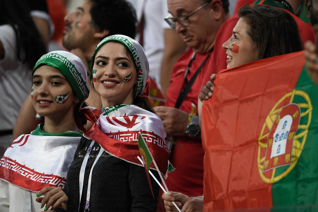 Weibliche Fans des Iran am 25.6.2018 bei der WM in Russland - demnächst dürfen sie auch in ihrer Heimat in ein Fußballstadion