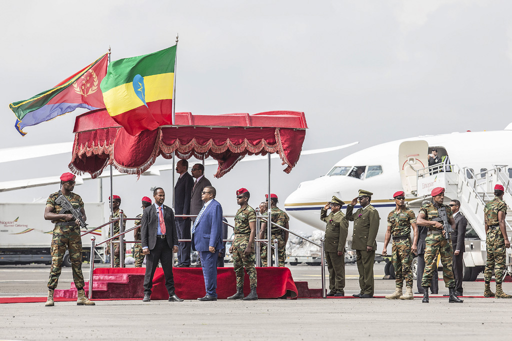 IIsaias Afwerki (l.) und Abiy Ahmed am 14.7.2018 am Flughafen von Addis Abeba