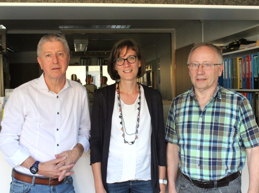 Büllingens Bürgermeister Friedhelm Wirtz, Julia Keifens und Raymund Roth (Bild: Lena Orban/BRF)