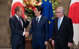 Donald Tusk, Shinzo Abe und Jean-Claude Juncker am 17. Juli in Tokio (Bild: Martin Bureau/Pool/AFP)