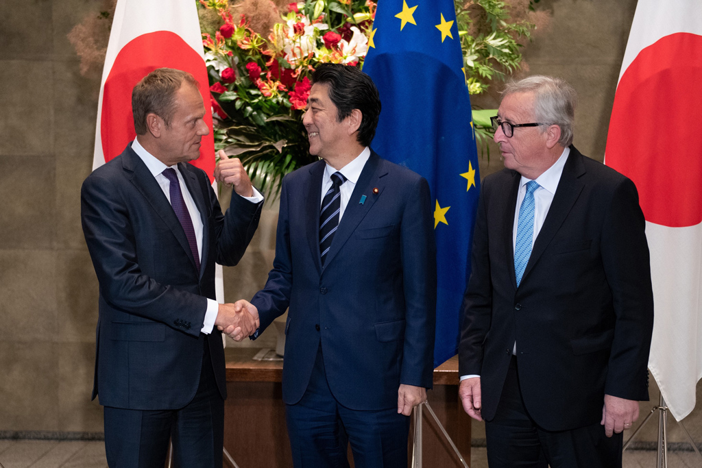 Donald Tusk, Shinzo Abe und Jean-Claude Juncker am 17. Juli in Tokio (Bild: Martin Bureau/Pool/AFP)