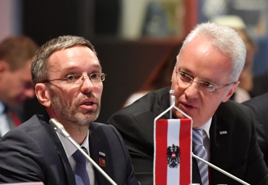 Österreichs Innenminister Herbert Kickl (links) - Bild: AFP/ Barbara Gindl