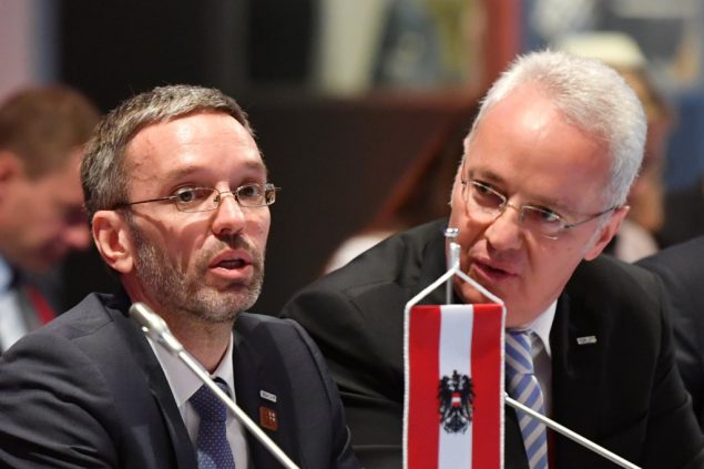 Österreichs Innenminister Herbert Kickl (links) - Bild: AFP/ Barbara Gindl