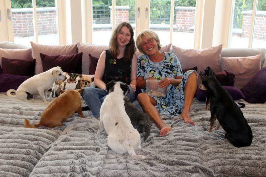 BRF-Reporterin Lena Orban mit Margarethe Schreinemakers