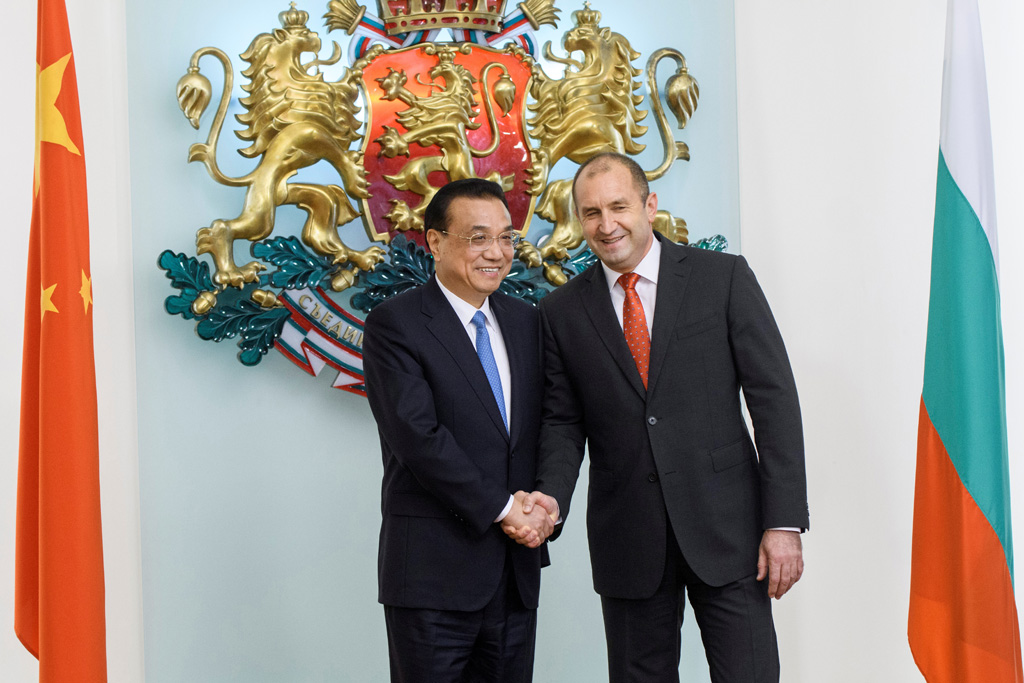 Chinas Premier Li Keqiang mit dem bulgarischen Präsidenten Rumen Radev