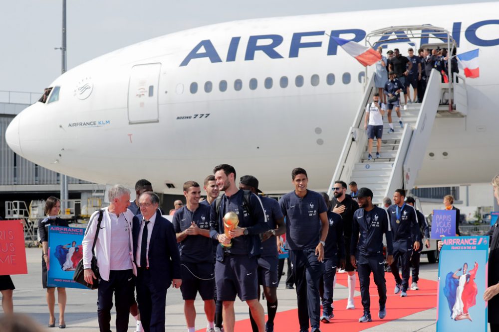 Kapitän Hugo Lloris (M.) mit dem WM-Pokal am 16.5.2018 nach der Landung auf dem Pariser Flughafen Charles de Gaulle