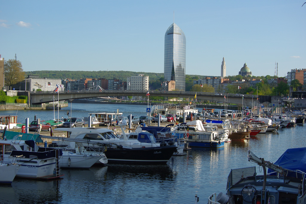 Lütticher Yachthafen mit Finanzturm und Cointe