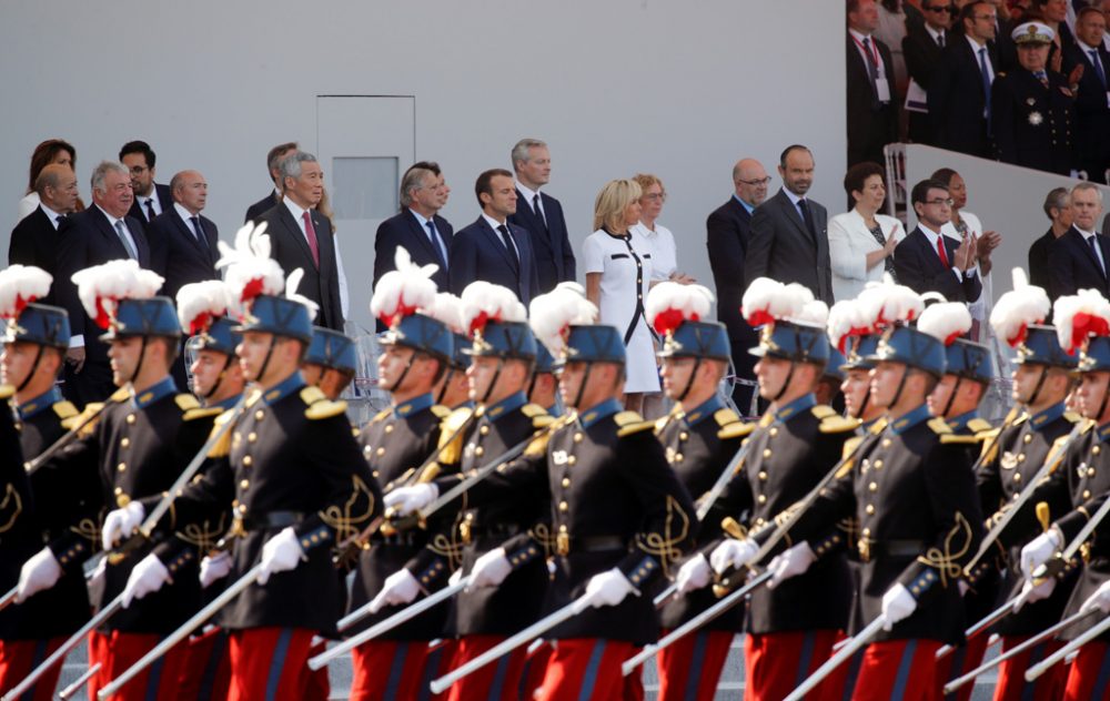 Emmanuel Macron und Gäste am 14.7.2018 beim militärischen Schaulaufen zum französischen Nationalfeiertag