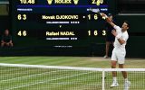 Novak Djokovic am 13.7.2018 während des Halbfinales gegen Rafael Nadal