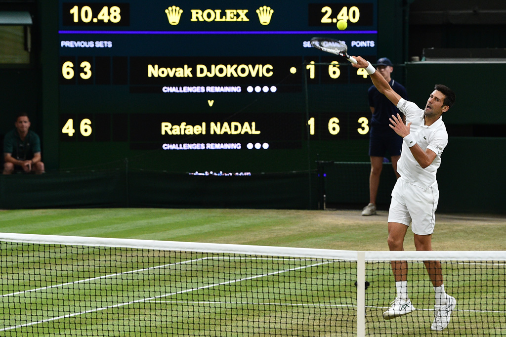 Novak Djokovic am 13.7.2018 während des Halbfinales gegen Rafael Nadal