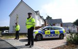 Polizisten vor dem Haus in Südengland, in dem das Paar gefunden wurde (Bild: Chris J. Ratcliffe/AFP)