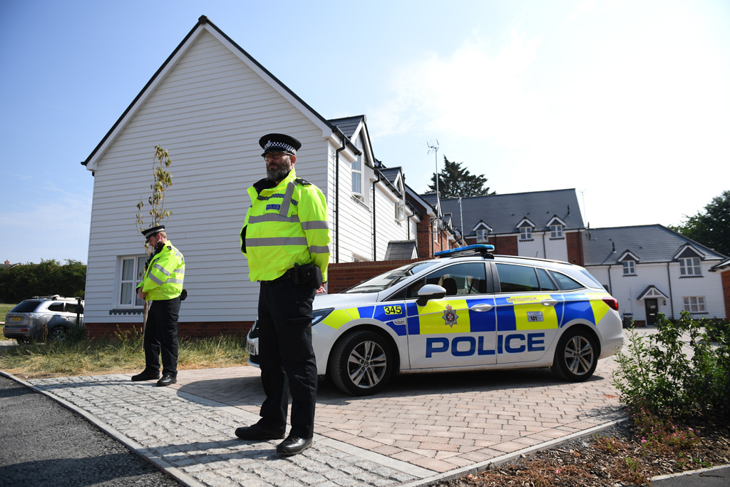 Polizisten vor dem Haus in Südengland, in dem das Paar gefunden wurde (Bild: Chris J. Ratcliffe/AFP)