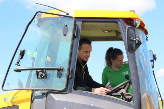 Jungbauern laden Ministerpräsident Oliver Paasch ein (Bild: Michaela Brück/BRF)