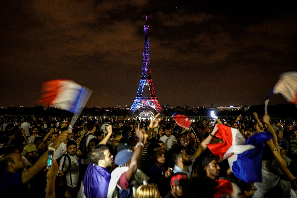 Franzosen feiern den WM-Titel - Eiffel-Turm leuchtet in den französischen Farben