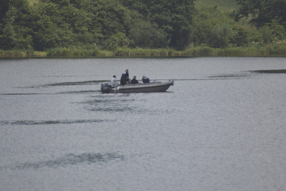 Vermisstensuche am See von Bütgenbach - im Hintergrund das Sonarboot aus Zeebrugge