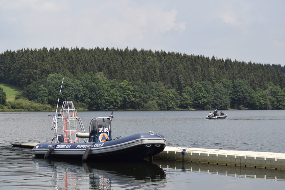 Vermisstensuche am See von Bütgenbach - im Hintergrund das Sonarboot aus Zeebrugge