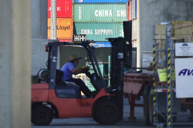 Container aus China am Hafen von Long Beach in Kalifornien