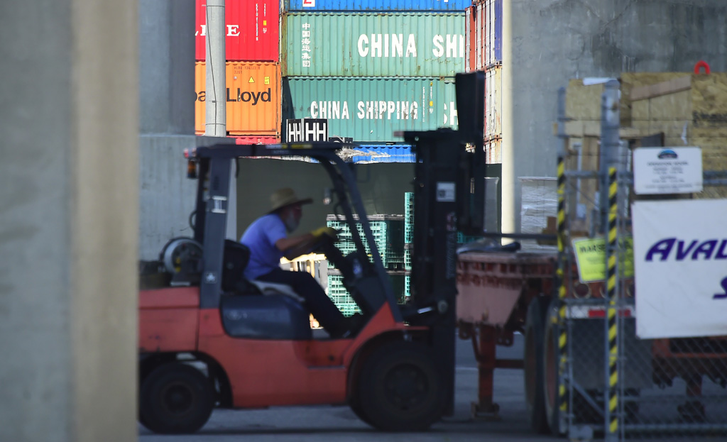 Container aus China am Hafen von Long Beach in Kalifornien