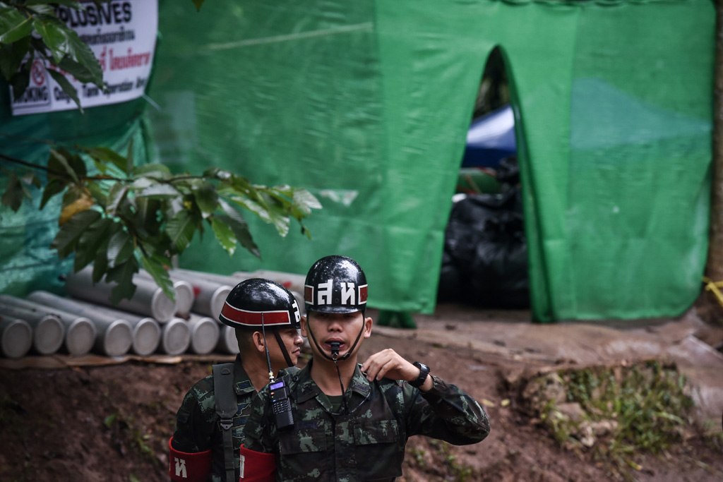 Soldaten vor der Höhle in Thailand (Archivbild: Lillian Suwanrumpha/AFP)