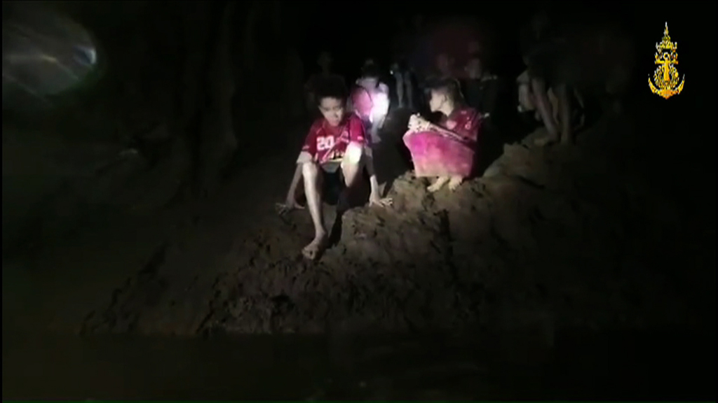 Seit mehr als einer Woche harren die Fußballer schon in der Höhle aus (Bild: Royal Thai Navy/AFP)