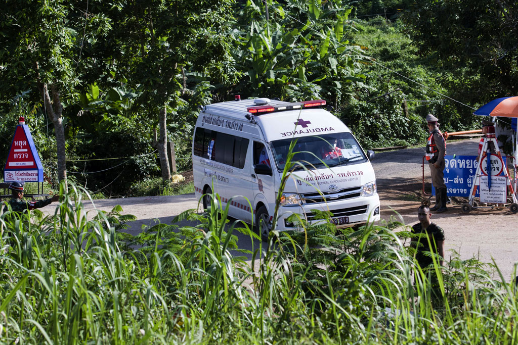 Ambulanz mit weiterem Geretteten in Thailand verlässt das Gebiet der Höhle (Bild: Ye Aung Thu/AFP)