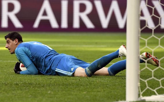 Thibaut Courtois in Aktion im Spiel gegen England