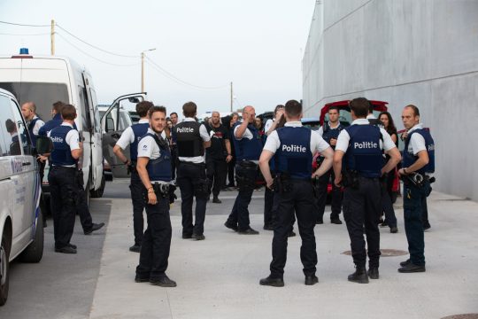 Tierschützer und Polizisten vor dem Schlachthof von Tielt