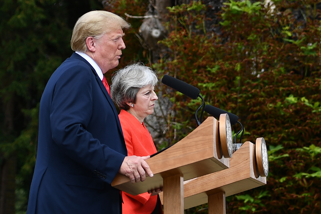 Pressekonferenz von Donald Trump und Theresa May am Freitag in London (Bild: Brendan Smialowski/AFP)