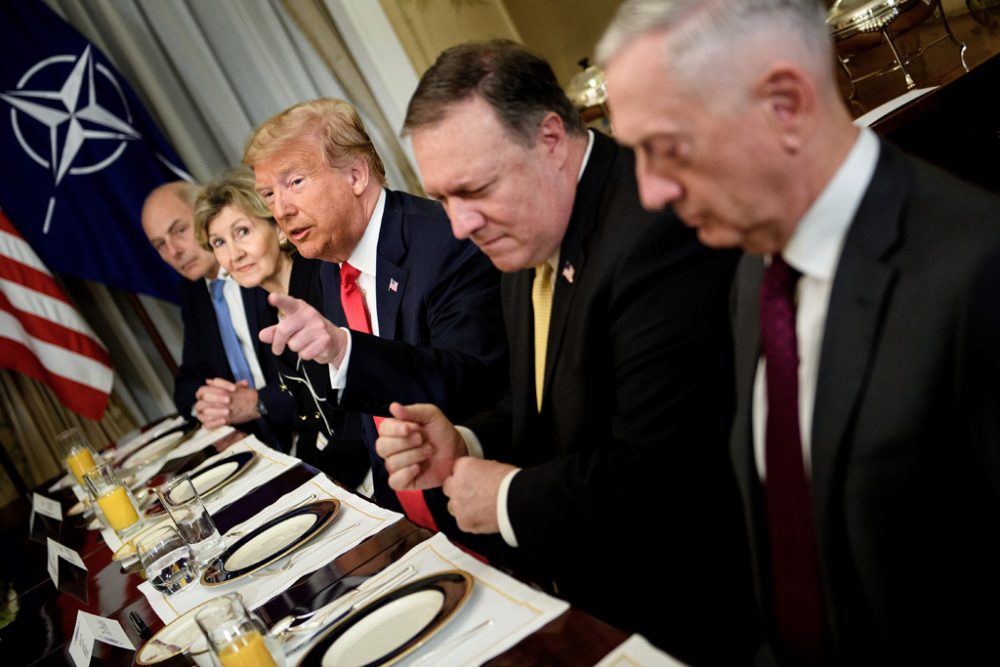 Die US-Delegation beim Arbeitsfrühstück mit Nato-Generalsekretär Stoltenberg