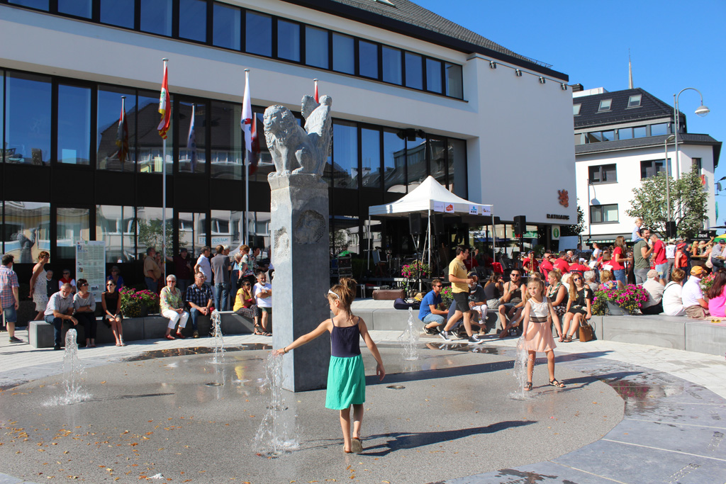 Rathausplatz in St. Vith eingeweiht (Bild: Michaela Brück/BRF)