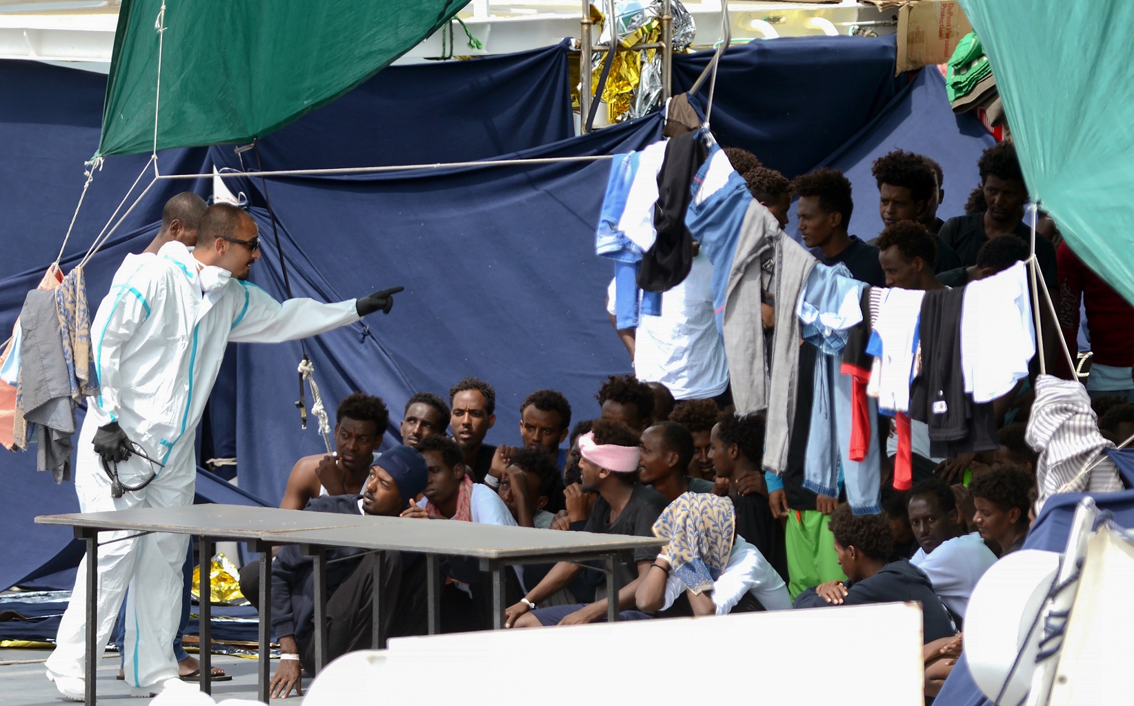 Die im Hafen von Catania festsitzenden Migranten