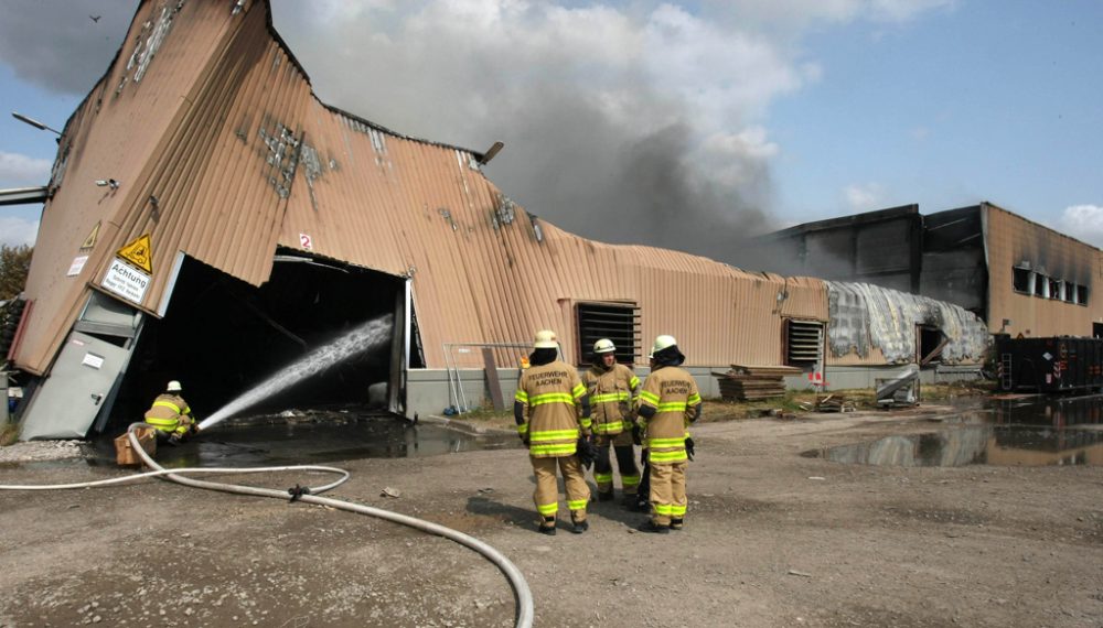 Brand in Lagerhalle für Elektroschrott im Aachener Ostviertel