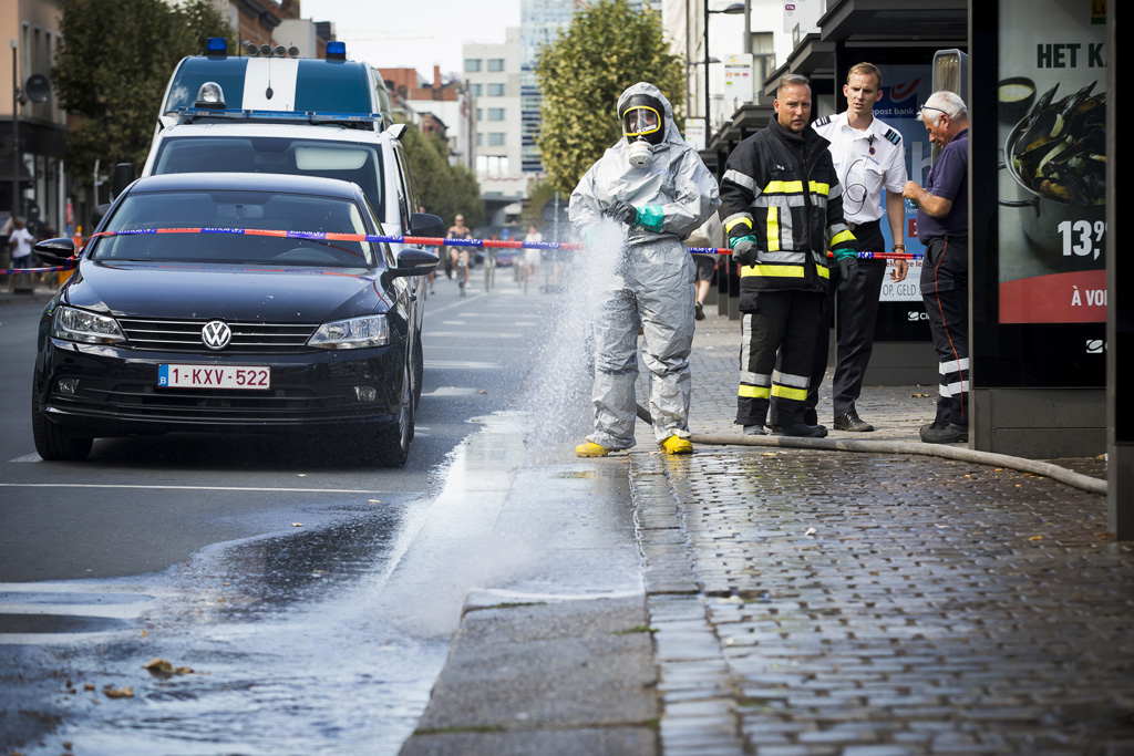 Reinigungsarbeiten am Sint-Jans-Platz in Antwerpen nach dem Säureanschlag (Bild: Kristof Van Accom/Belga)