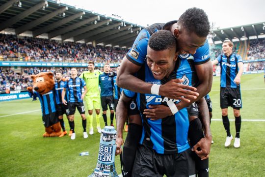 Dennis und Moraes vom FC Brügge freuen sich über den Sieg gegen Anderlecht (Bild: Kurt Desplenter/Belga)