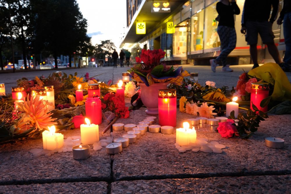 Nach Tod eines Mannes in Chemnitz: Blumen und Kerzen am Tatort