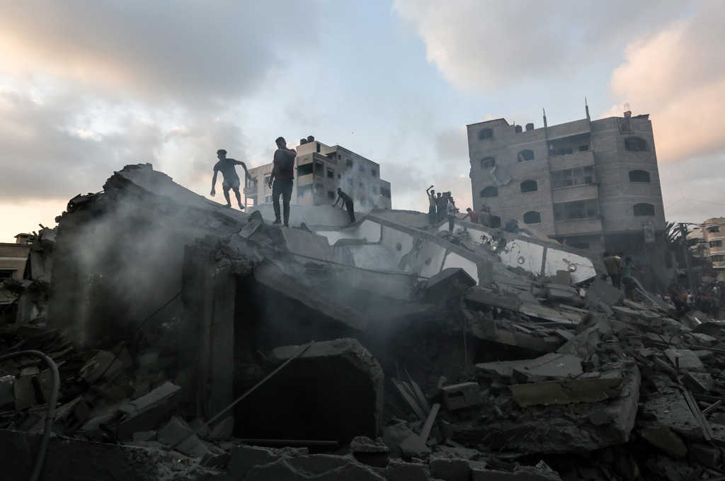 Schäden nach einem Luftangriff auf Gaza City am 9. August (Bild: Mahmud Hams/AFP)