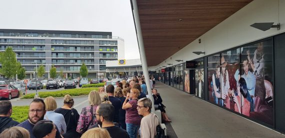 Lange Schlange vor der Filiale von "La Grande Récré" in Mouscron (Bild: Frederic Delmaire/Belga)