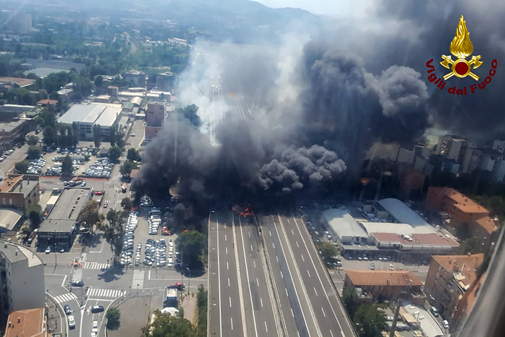 Explosion auf Autobahn nahe Bologna