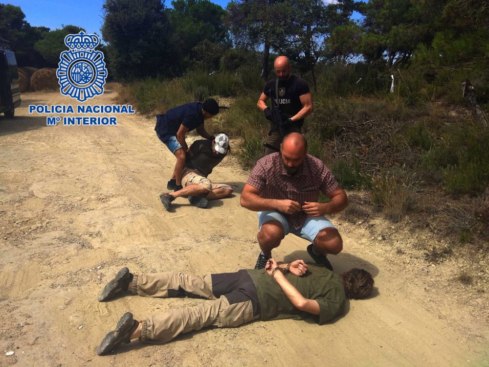 Spanische Polizisten nehmen den Niederländer Jos Brech fest