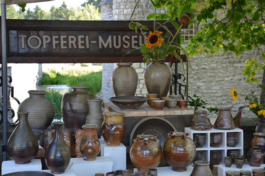 24. Euregio-Keramikmarkt an der Burg Raeren (Archivbild: Töpfereimuseum Raeren VoG)