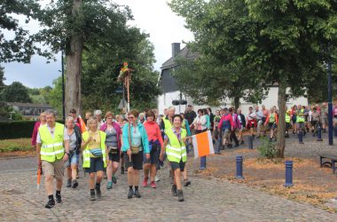 Pilger auf dem Weg nach Kevelaer (Bild: Rudi Schroeder/BRF)
